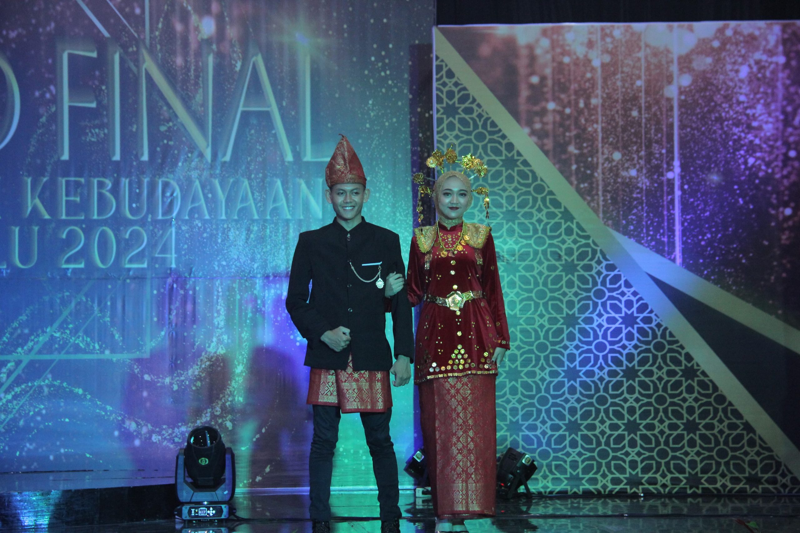 Muhamad Agil Nugraha bersama finalis putri pada malam Grand Final Putra Putri Kebudayaan Bengkulu 2024.